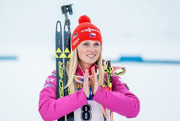 Šťastná Eva Puskarčíková po dojezdu stíhacího závodu v Pokljuce.