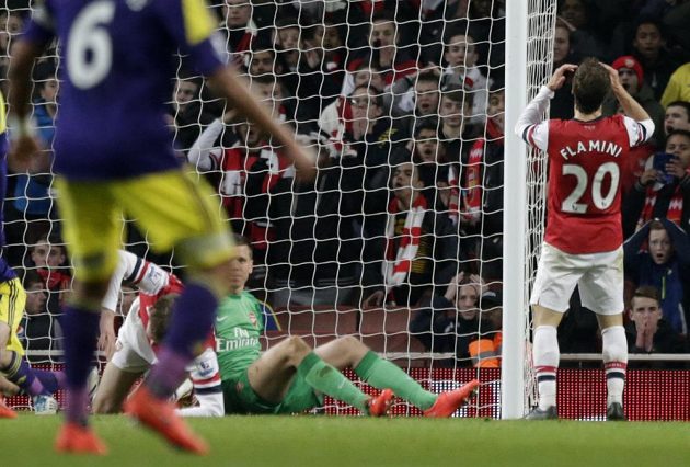 Záložník Arsenalu Mathieu Flamini se chytá za hlavu, v poslední minutě duelu se Swansea si dal vlastní gól.