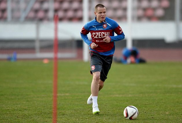 Adam Hloušek během tréninku české fotbalové reprezentace před kvalifikačním střetnutím s Lotyšskem.