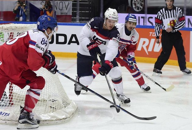 Američana Jakea McCabea (uprostřed) nahánějí čeští útočníci David Pastrňák (vlevo) a Tomáš Plekanec.