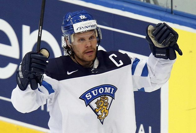 Finský forvard Olli Jokinen se raduje ze vstřelení gólu do sítě Švýcarska.