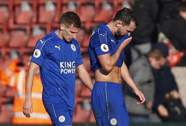 Zklamaní hráči Leicesteru Danny Drinkwater a Marc Albrighton po porážce na hřišti Southamptonu.