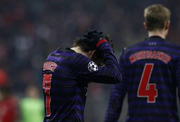 Arsenal zvítězil v Mnichově 2:0, i přesto schoval Tomáš Rosický hlavu do dlaní...