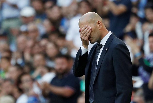 Při jedné ze zahozených šancí nový trenér Realu Madrid Zinédine Zidane trpěl, nakonec ale mohl slavit po návratu na lavičku Bílého baletu vítězství.