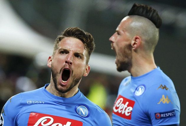 Neapolská radost po gólu do sítě Realu Madrid v odvetném osmifinále Ligy mistrů. Slaví střelec Dries Mertens i přihrávající Marek Hamšík.
