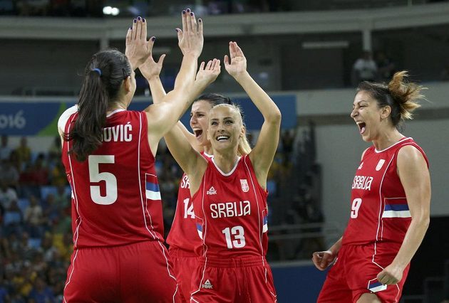 Srbské basketbalistky Sonja Petrovičová (vlevo), Ana Daboviová a Jelena Milovanovičová se radují z bronzu.