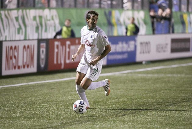 Útočník New Yorku Cosmos Raúl González ve svém posledním zápase kariéry proti Ottawě.