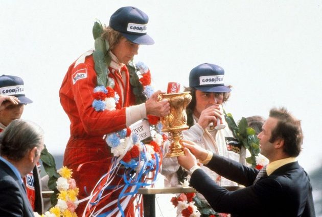 Nejrychlejší muži Velké ceny Británie v roce 1976. Uprostřed vítězný James Hunt, vlevo Niki Lauda, vpravo Jody Scheckter. Hunt byl později diskvalifikován kvůli incidentu na startu a vítězem závodu se stal Lauda.