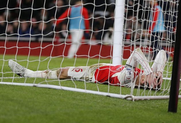 Zdrcený Laurent Koscielny z Arsenalu leží v brance Southamptonu poté, co spálil stoprocentní gólovou možnost.
