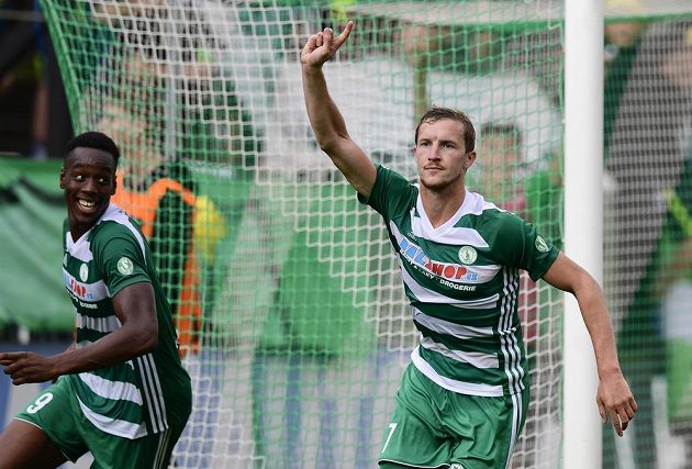 Autor třetího gólu Bohemians Petr Hronek se raduje, vlevo je jeho spoluhráč Ibrahim Keita.
