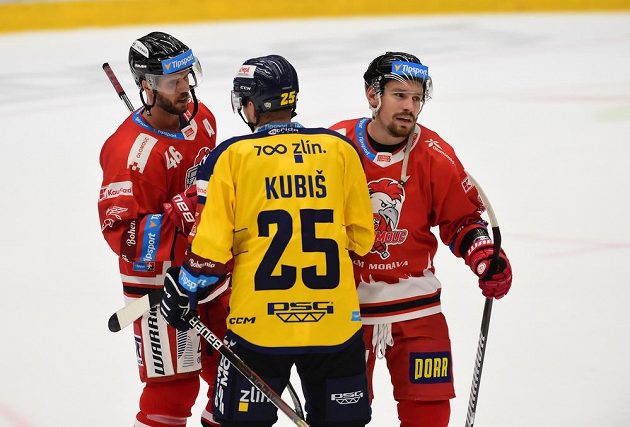Zleva David Krejčí z Olomouce, Pavel Kubiš ze Zlína a Jan Káňa z Olomouce po utkání.
