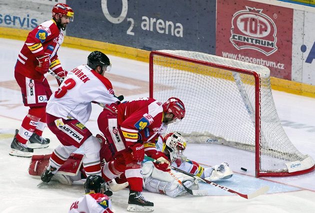 Slávistický útočník Michal Poletín (druhý zprava) překonává olomouckého brankáře Tomáše Vošvrdu. Přihlížejí (zleva) útočník Pražanů Tomáš Divíšek a obránce Kohoutů David Škůrek.