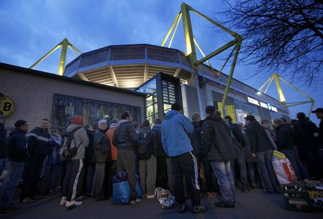 Fanoušci Dortmundu čekali před stadiónem Signal Iduna Park dlouhé hodiny na vytoužený semifinálový lístek proti Realu Madrid.