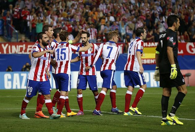 Fotbalisté Atlétika Madrid oslavují gól proti Juventusu Turín v zápase Ligy mistrů.
