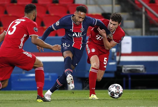Fotbalista Bayernu Eric Maxim Choupo-Moting (vlevo) sleduje počínání Neymara z PSG během utkání Ligy mistrů.