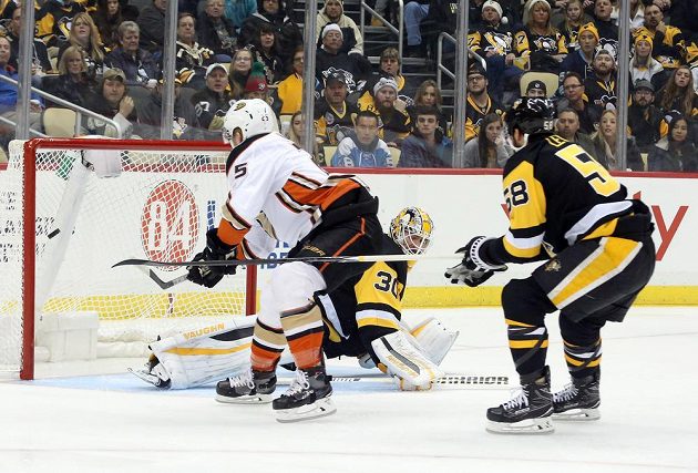 Ondřej Kaše (25) z Anaheimu bekhendovým blafákem překonává gólmana Pittsburghu Matta Murrayho (30).