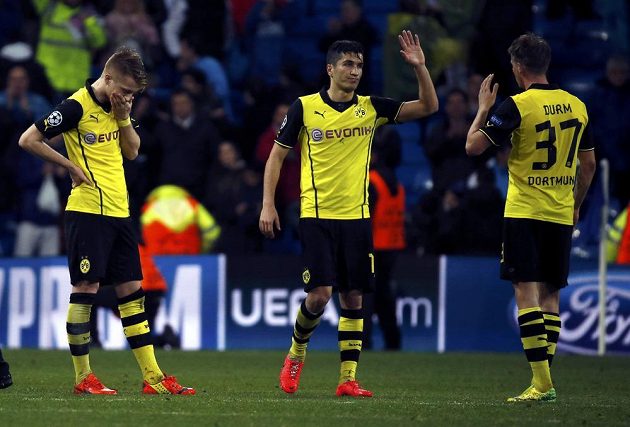 Hráči Dortmundu zleva Marco Reus, Jonas Hofmann a Erik Durm po prohře 0:3 na Santiago Bernabéu věděli, že šance Borussie na postup do semifinále Ligy mistrů jsou mizivé.