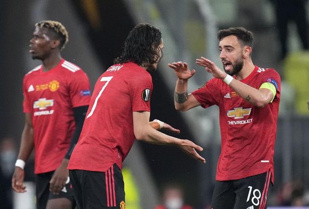 Radost Rudých ďáblů. Hvězdný kanonýr Manchesteru United Edinson Cavani slaví se spoluhráči gól ve finále Evropské ligy proti Villarrealu.