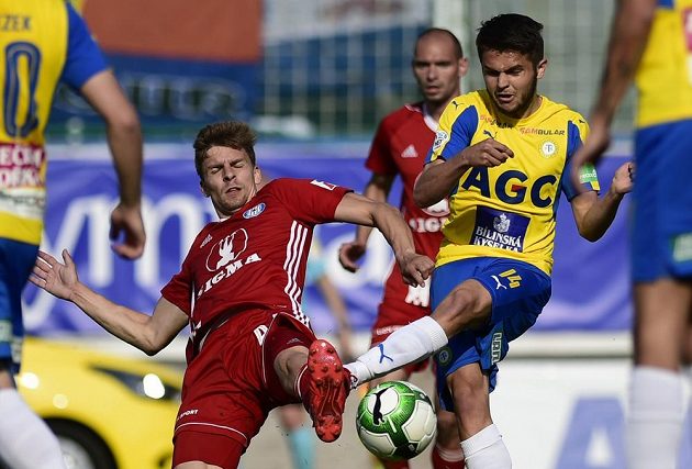 Zleva Jiří Texl z Olomouce a Patrik Žitný z Teplic.