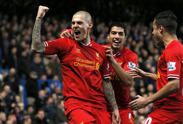 Obránce Liverpoolu Martin Škrtel (vlevo) a útočník Luis Suárez se radují z gólu proti Chelsea.