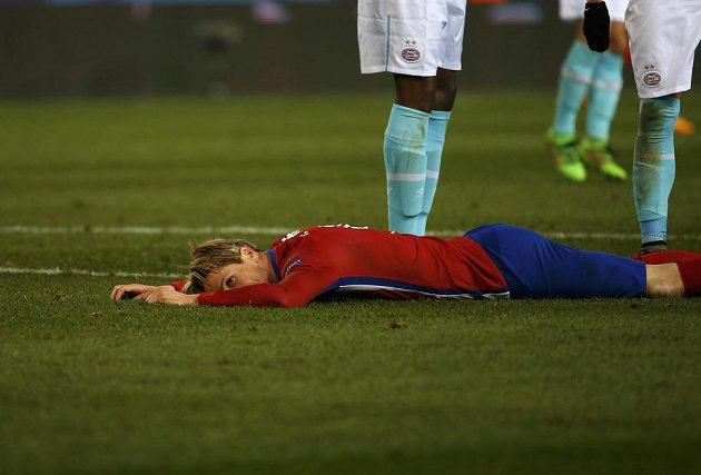 Útočník Atlétika Madrid Fernando Torres během odvetného osmifinálového duelu Ligy mistrů s PSV Eindhoven.