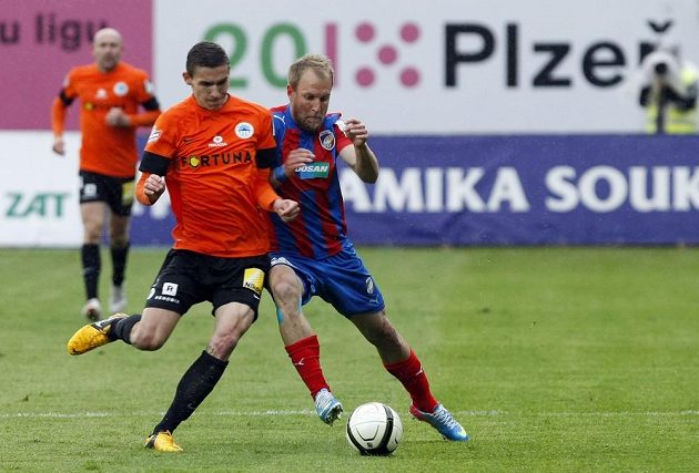 Daniel Kolář z FC Viktoria Plzeň (v modro-červeném) a David Pavelka z FC Slovan Liberec v zápase 29. kola Gambrinus ligy