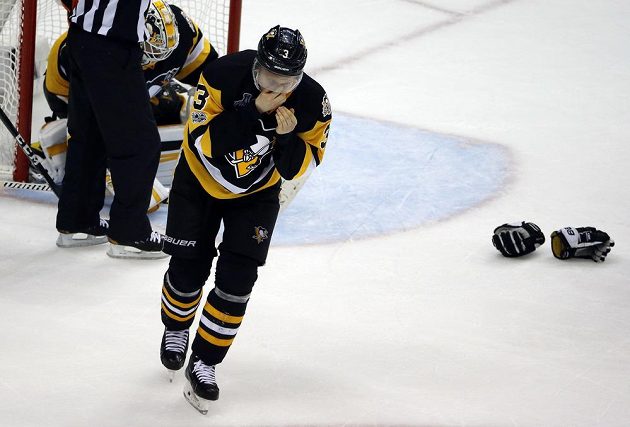 Olli Maatta z Pittsburghu po drsném střetu ve třetí třetině pátého utkání s týmem Nashvillu.