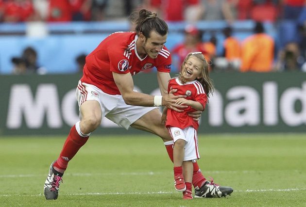 Gareth Bale s dcerkou Albou Violet slaví na hřišti výhru v osmifinálovém duelu ME nad Severním Irskem.