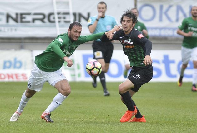 Jablonecký útočník Martin Doležal (vlevo) a Jaroslav Tregler z Příbrami v souboji o balón.