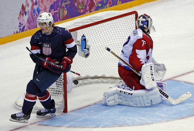 Americký útočník T.J. Oshie (vlevo) překonává v samostatných nájezdech ruského brankáře Sergeje Bobrovského.