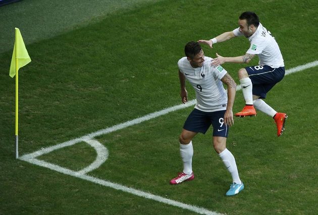 Francouzský útočník Mathieu Valbuena (vpravo) skáče radostí na Oliviera Girouda, Švýcaři prohrávají už 0:3...