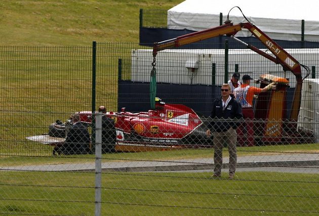 Fin Kimi Räikkönen havaroval hned v úvodu britské GP, jeho vůz bylo třeba odklidit, aby závod mohl být restartován.