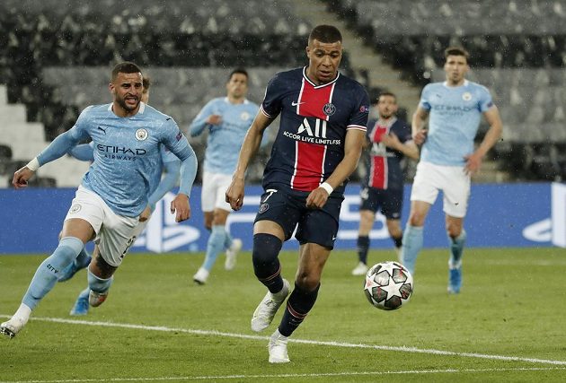 Kyle Walker (vlevo) z Manchesteru City a Kylian Mbappé z PSG.