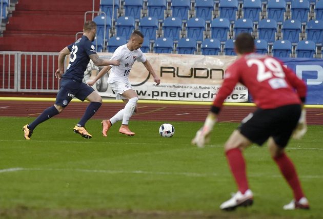 Petr Reinberk ze Slovácka (vlevo) stíhá ostravského Denise Granečného z Ostravy (uprostřed). Akci sleduje brankář Slovácka Milan Heča.