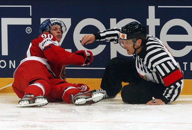 Český forvard Tomáš Hertl (vlevo) po kolizi s rozhodčím Danielem Piechaczekem v utkání s Běloruskem.