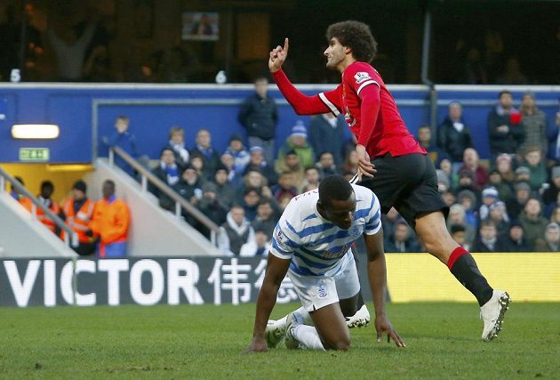 Záložník Marouane Fellaini zařídil Manchesteru United tříbodový zisk na hřišti QPR.