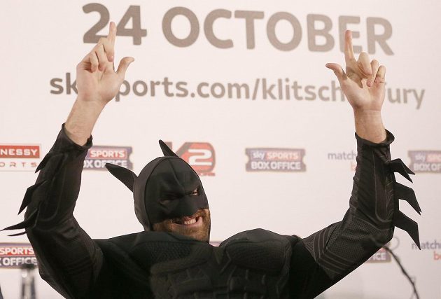 Brit Tyson Fury se na tiskové konferenci před bitvou s Kličkem představil v kostýmu Batmana.
