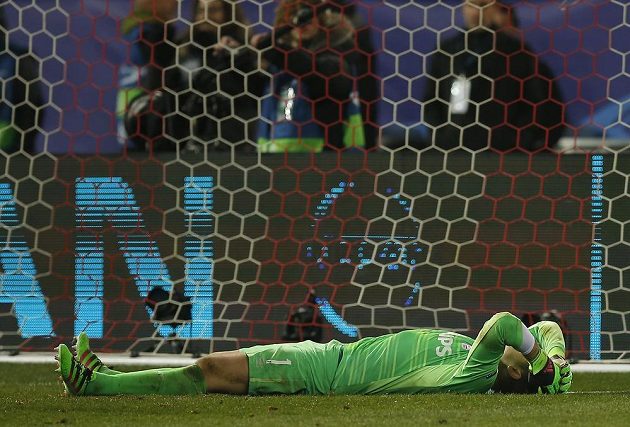 Brankář PSV Jeroen Zoet po skončení penaltového rozstřelu na hřišti Atlétika Madrid.