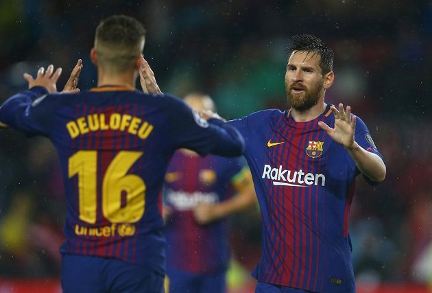 Barcelonští fotbalisté Lionel Messi a Gerard Deulofeu slaví gól v utkání Ligy mistrů proti Olympiakosu.