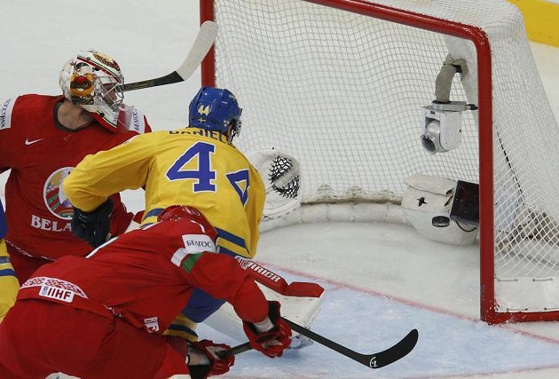 Švéd Nicklas Danielsson (44) právě skóruje, Kevin Lalande v běloruské bráně je překonán.