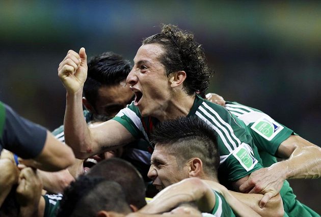 Andrés Guardado a Oribe Peralta (dole) se radují z druhého gólu mexického záložníka do sítě Chorvatska.
