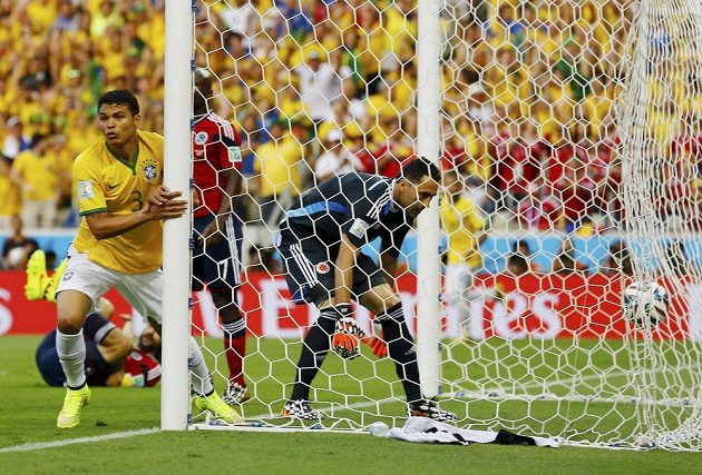 Radost a smutek. Brazilský střelec Thiago Silva (3) a kolumbijský brankář David Ospina.