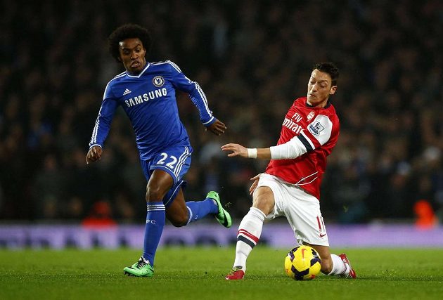 Záložník Arsenalu Mesut Özil (vpravo) v souboji o míč s Brazilcem Willianem z Chelsea.