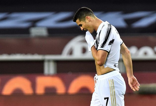 Městské derby v Turíně končí remízou, fotbalista Juventusu Ronaldo nemůže být s výsledkem svého týmu spokojený.