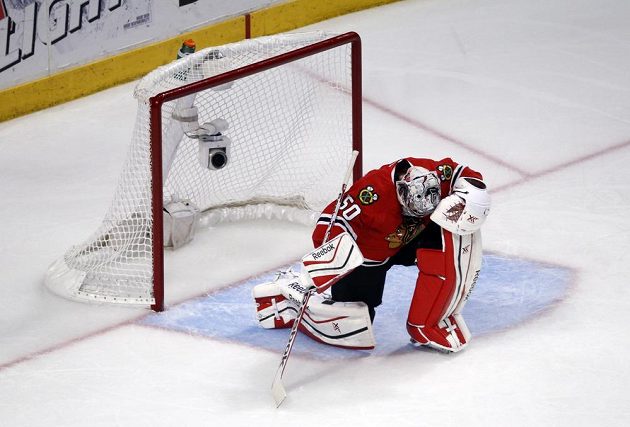 Chicagský brankář Corey Crawford po gólu, kterým Alec Martinez posunul Los Angeles do finále.