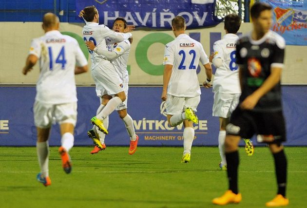 Hráči Baníku se radují z první branky proti Hradci, třetí zleva na snímku je střelec gólu Daniel Holzer.