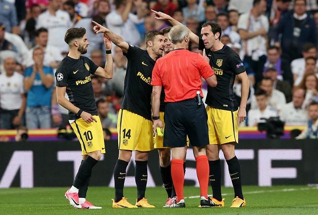 Fotbalisté Atlétika Madrid si měli co říct během úvodního semifinále Ligy mistrů i s rozhodčím Martinem Atkinsonem.