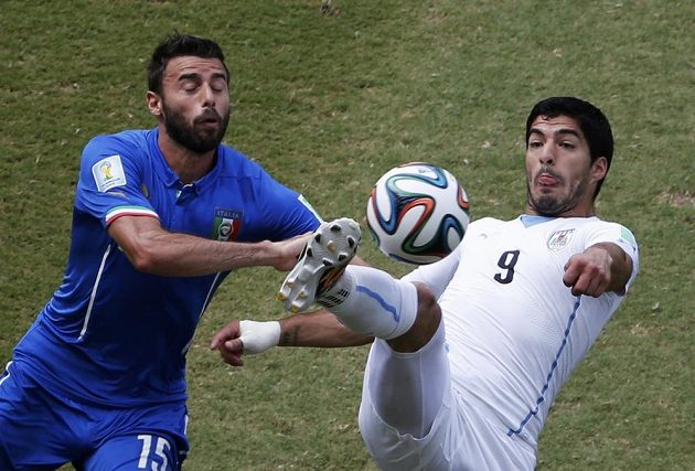 Ital Andrea Barzagli (vlevo) si uruguayského střelce Luise Suáreze pečlivě hlídal.
