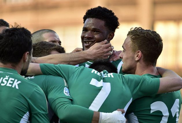Autor pátého gólu Boheminas Benjamin Tetteh (uprotřed) přijímá gratulace od spoluhráčů.