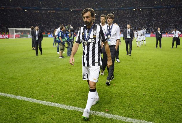 Zklamaní fotbalisté Juventusu opouštějí trávník po porážce s Barcelonou ve finále Ligy mistrů. Vpředu záložník Andrea Pirlo.